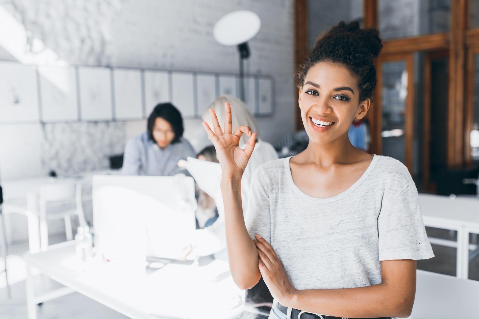 jeune femme heureuse au travail