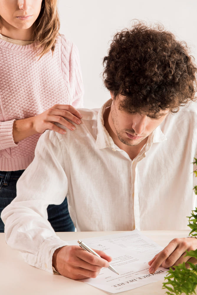 femme avec main sur l'épaule d'un employé