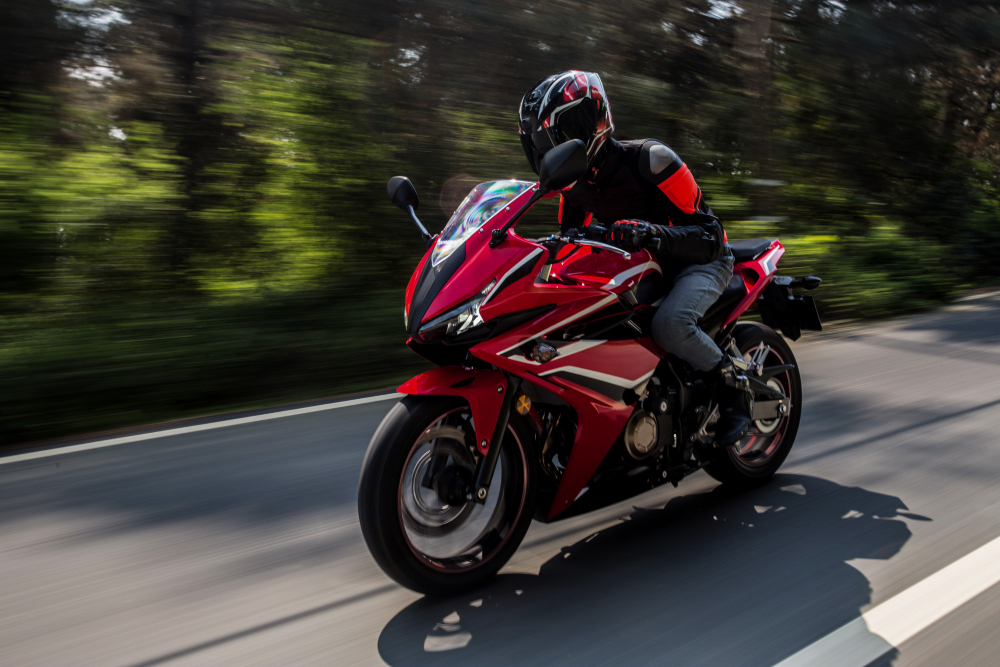 homme sur une moto rapide