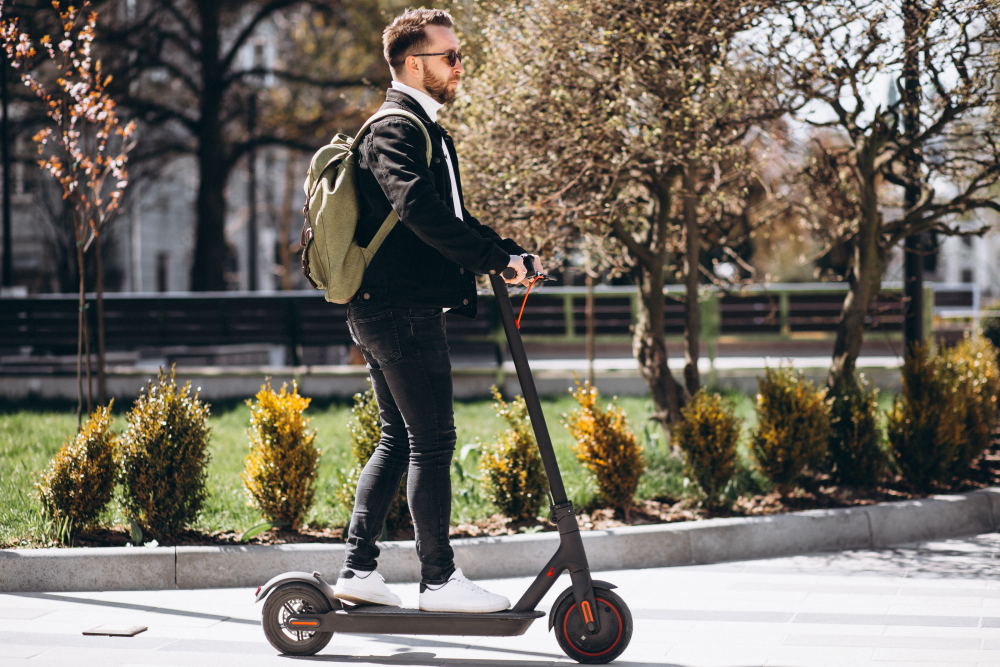 homme en trottinette en ville
